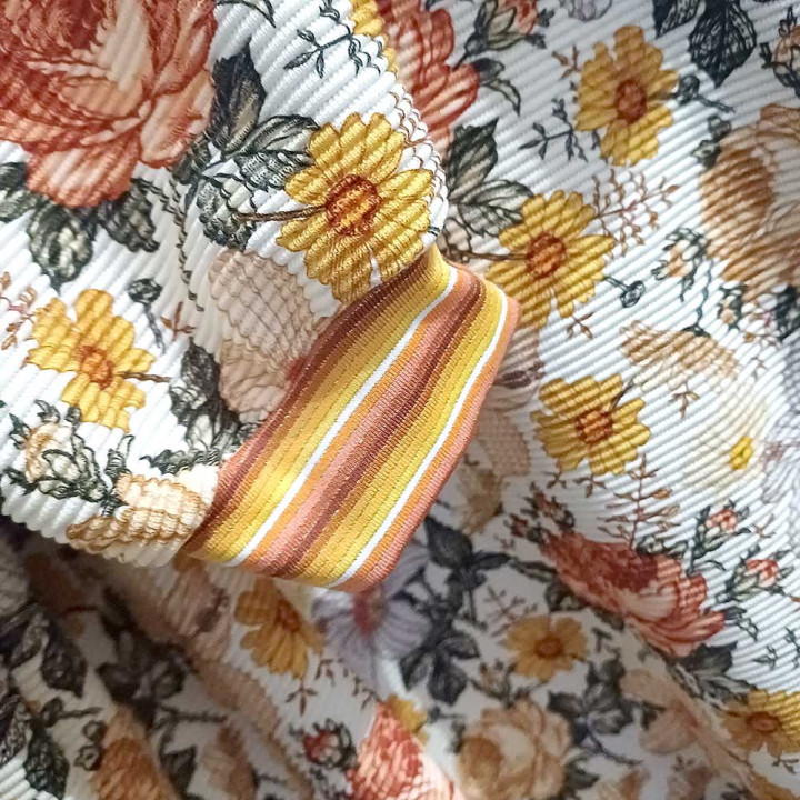 Pull court fleurs et rayures, tons orangés, col bateau, Fabrication française