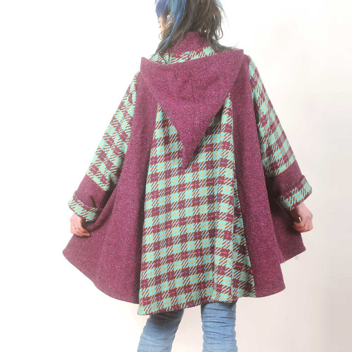 Cape graphique violette et carreaux à manches larges et capuche pointue, Made in France