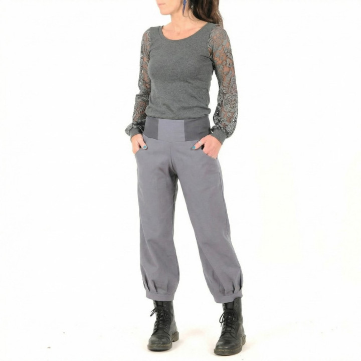 Pantalon femme gris original, coupe confortable et poches pratiques.