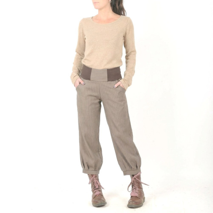 Pantacourt souple femme original taupe à fines rayures, fait main atelier MALAM.