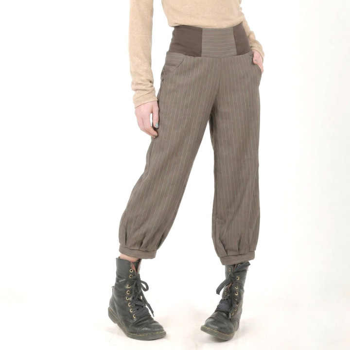 Pantalon artisanal femme rayé taupe bleu clair, coupe confortable 4/5, fabrication française.
