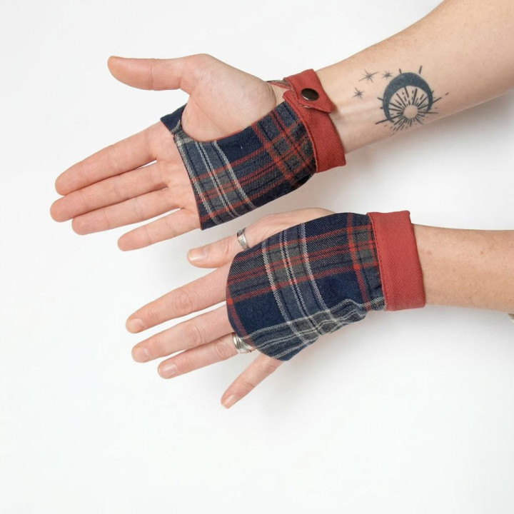 Handmade women's short plaid fingerless gloves from MALAM’s workshop.