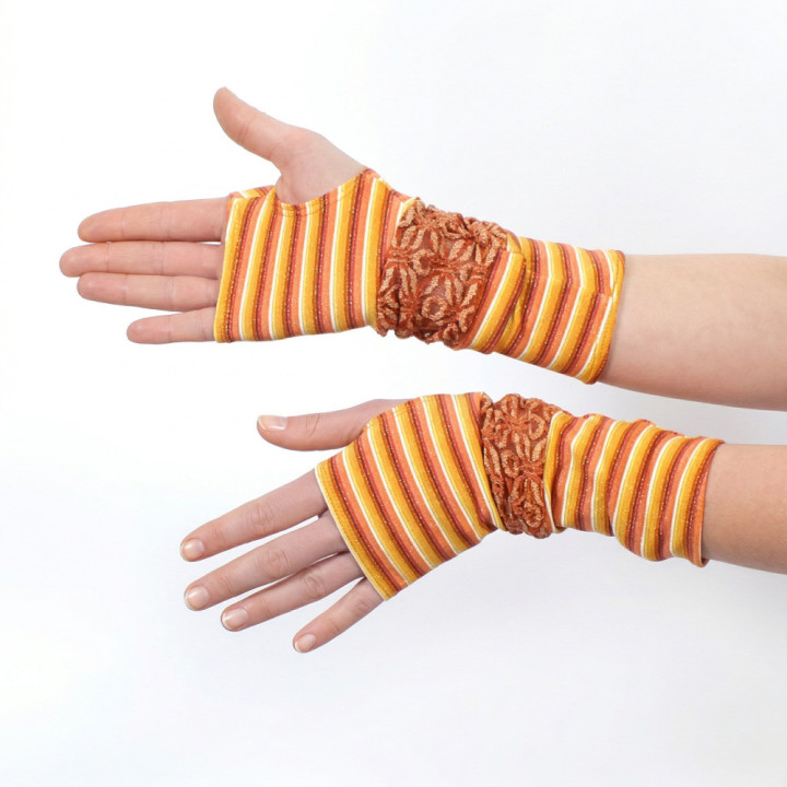 Mitaines originales rayures multicolores et dentelle texturée, accessoires femme fait main en France.