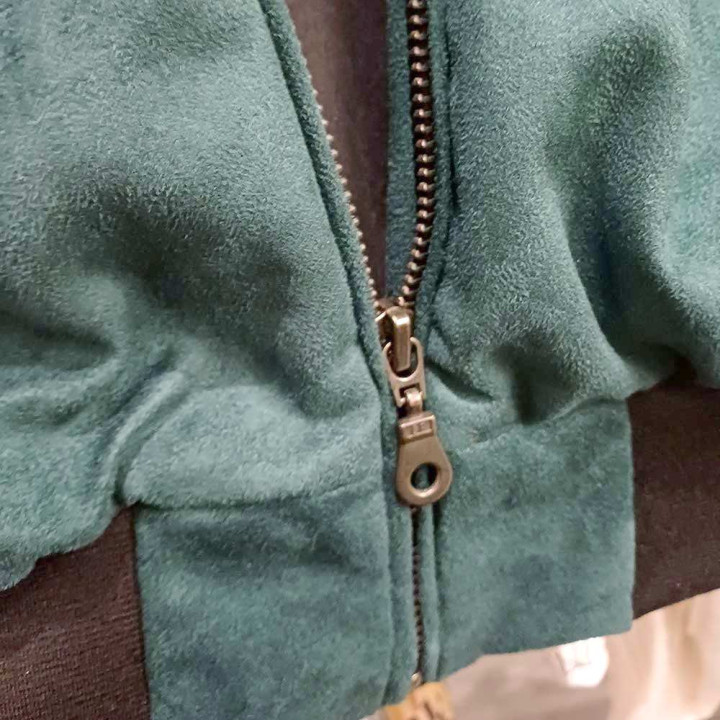 Blouson Femme Zippé Vert et Noir à Capuche, Détails Velours Vintage Fleuri, Made in France - MALAM