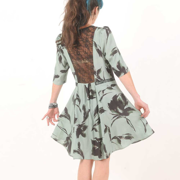 Robe créateur verte dos dentelle idéale pour cérémonie, dîner chic ou belle idée cadeau