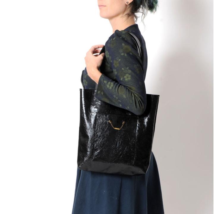 Sac cabas cuir noir vernis, fabrication artisanale en France