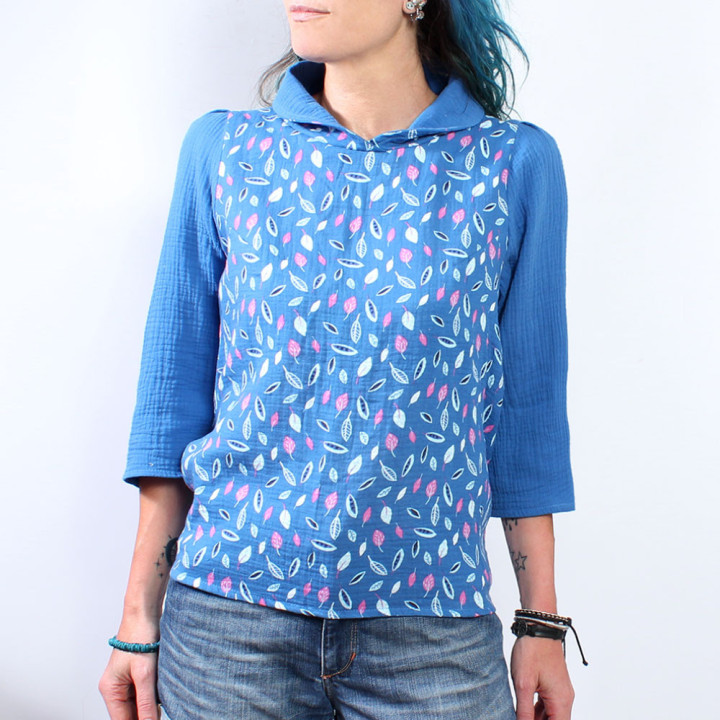 Haut femme bleu roi en double gaze de coton, création originale faite main en France
