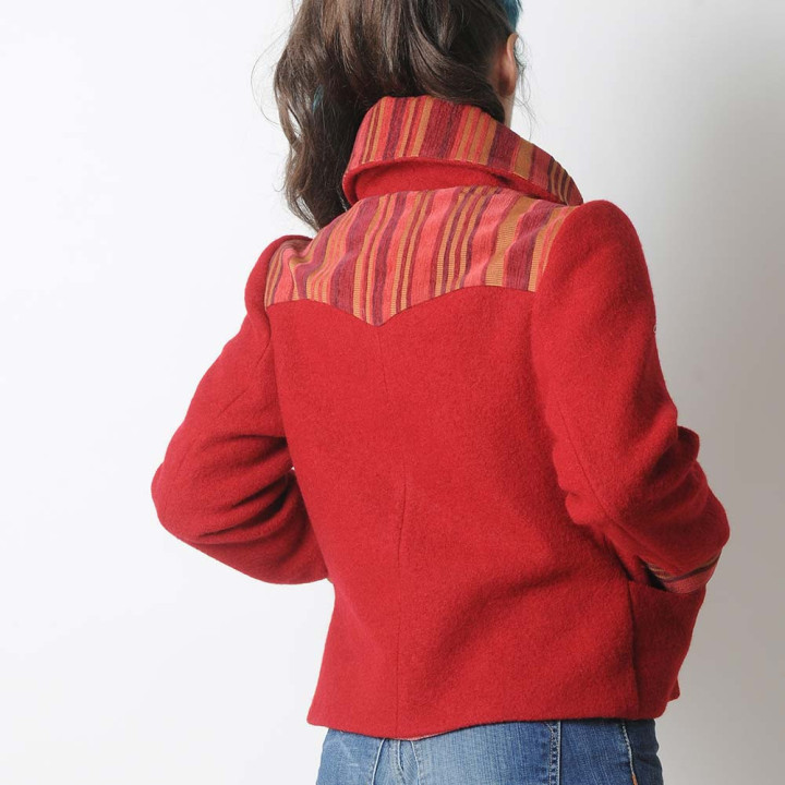 Manteau femme laine rouge grand col rayures détails création artisanale