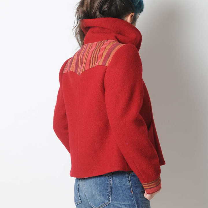 Manteau femme laine rouge grand col versatile porté replié ou relevé pièce originale