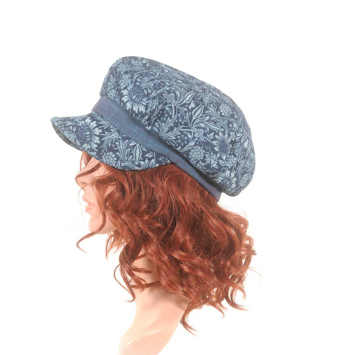 Profil féminin d’une casquette gavroche artisanale bleue au charme rétro et original, made in France