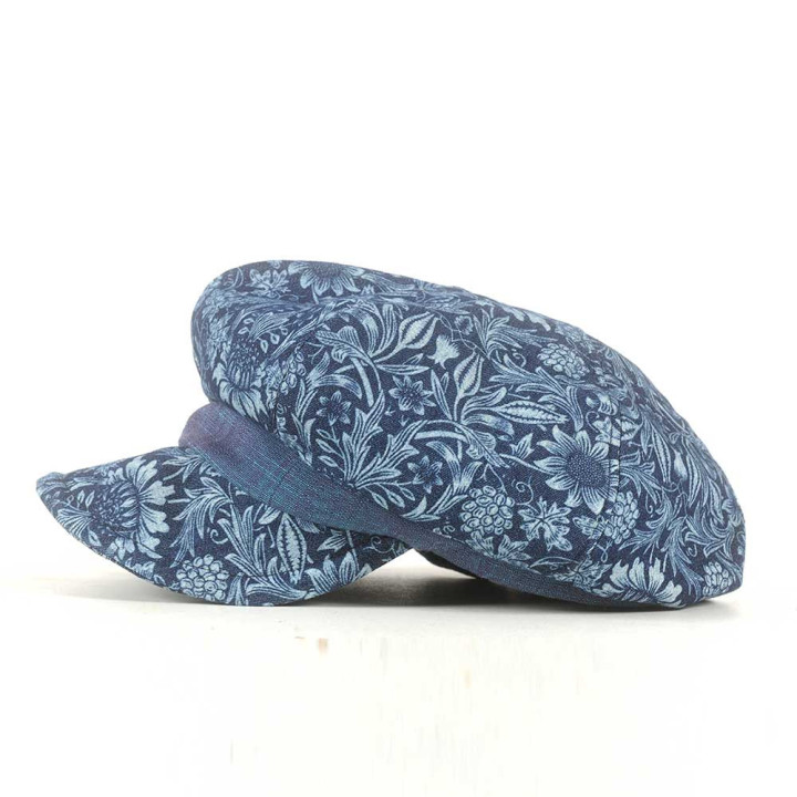 Motif floral bleu et bande contrastée pour cette casquette gavroche faite main