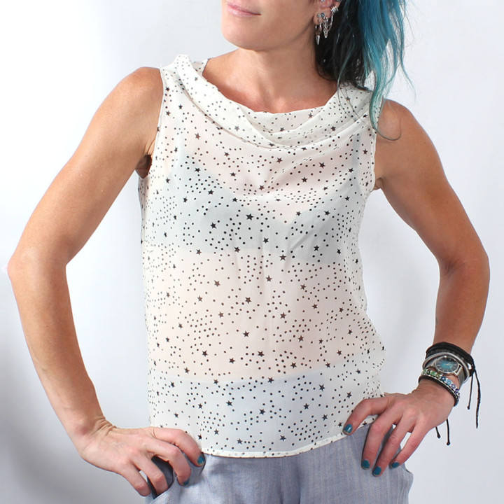 Haut femme artisanal en voile blanc transparent parsemé d’étoiles noires, vêtements originaux de créateur