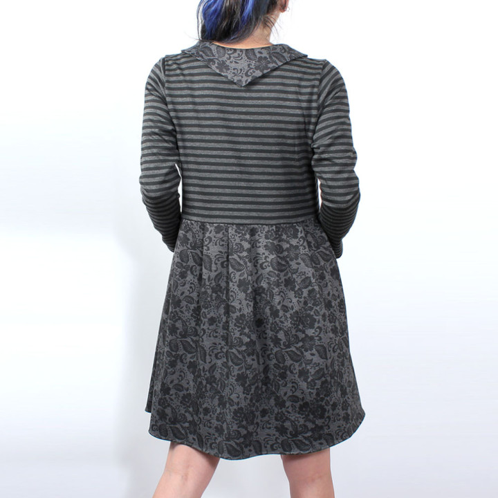 Robe à col V et poches, un vêtement créateur aux plis délicats, fait main en France pour une allure originale au quotidien