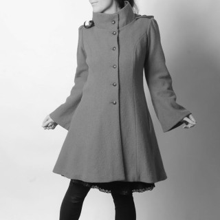 Manteau femme original personnalisable à col montant et coupe évasée