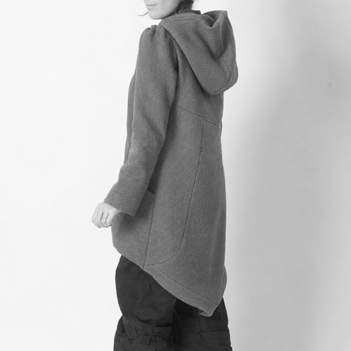 Manteau femme original à dos long asymétrique fabriqué en France