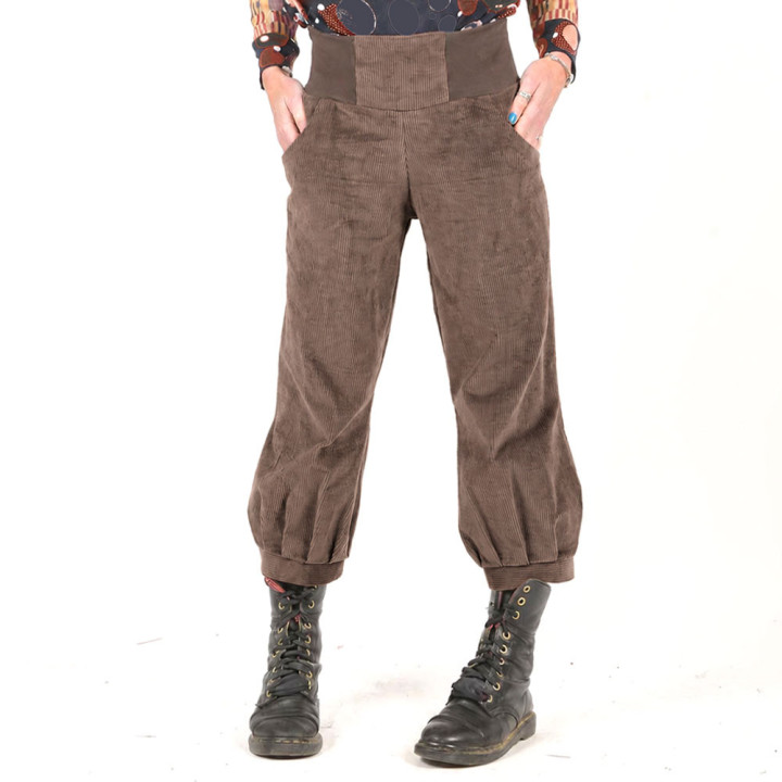 Pantalon court de créateur en velours côtelé marron, une pièce originale facile à porter avec bottines ou chaussures montantes.