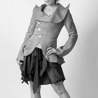 Veste femme asymétrique à dos volanté, une création MALAM personnalisable à la silhouette cintrée et résolument sculpturale.