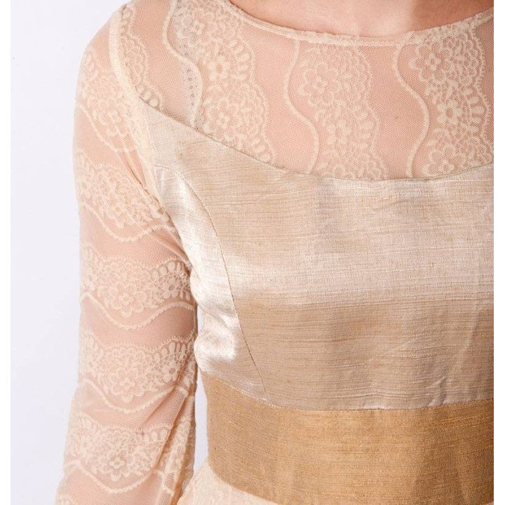 Robe maille dentelle beige à manches longues et empiècement décolleté