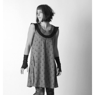 Robe évasée à manches courtes, encolure plastron de tissus assortis - PERSONNALISABLE