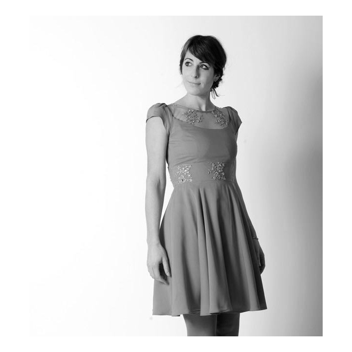 Robe évasée à décolleté en V et col relevé - PERSONNALISABLE