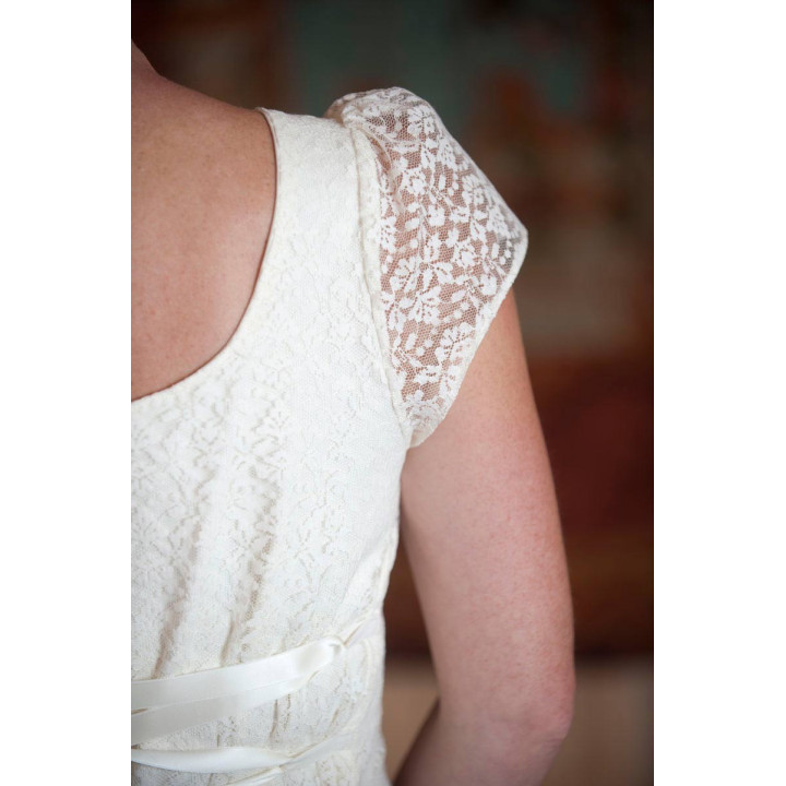 Robe de mariée longue en dentelle blanche, à manches courtes