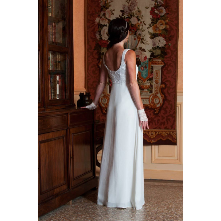 Robe de mariée artisanale made in france longue blanche, décolletée dos et taille empire
