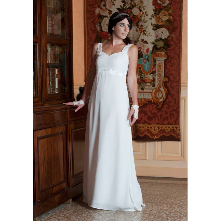 Robe de mariée originale longue blanche, décolletée dos et taille empire