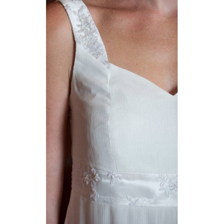 Robe de mariée longue blanche, décolletée dos et taille empire