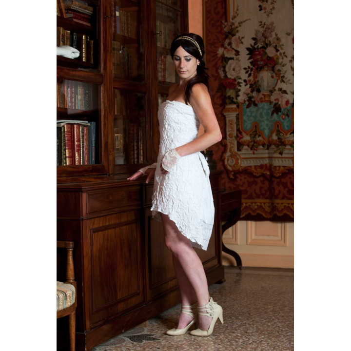 Short white wedding dress, strapless dress with big bow at the back,