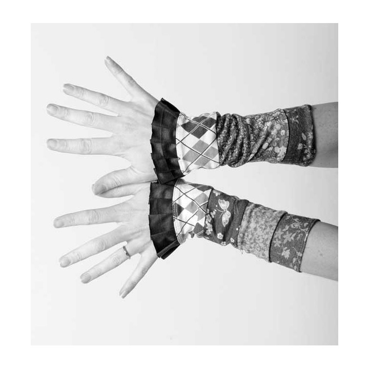 Long stretchy cuffs with ruffled hem - CUSTOM HANDMADE