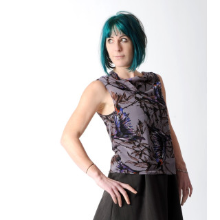 Haut large fait en france sans manches, voile gris motif oiseaux violets